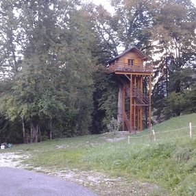 Cabane arbre montagne