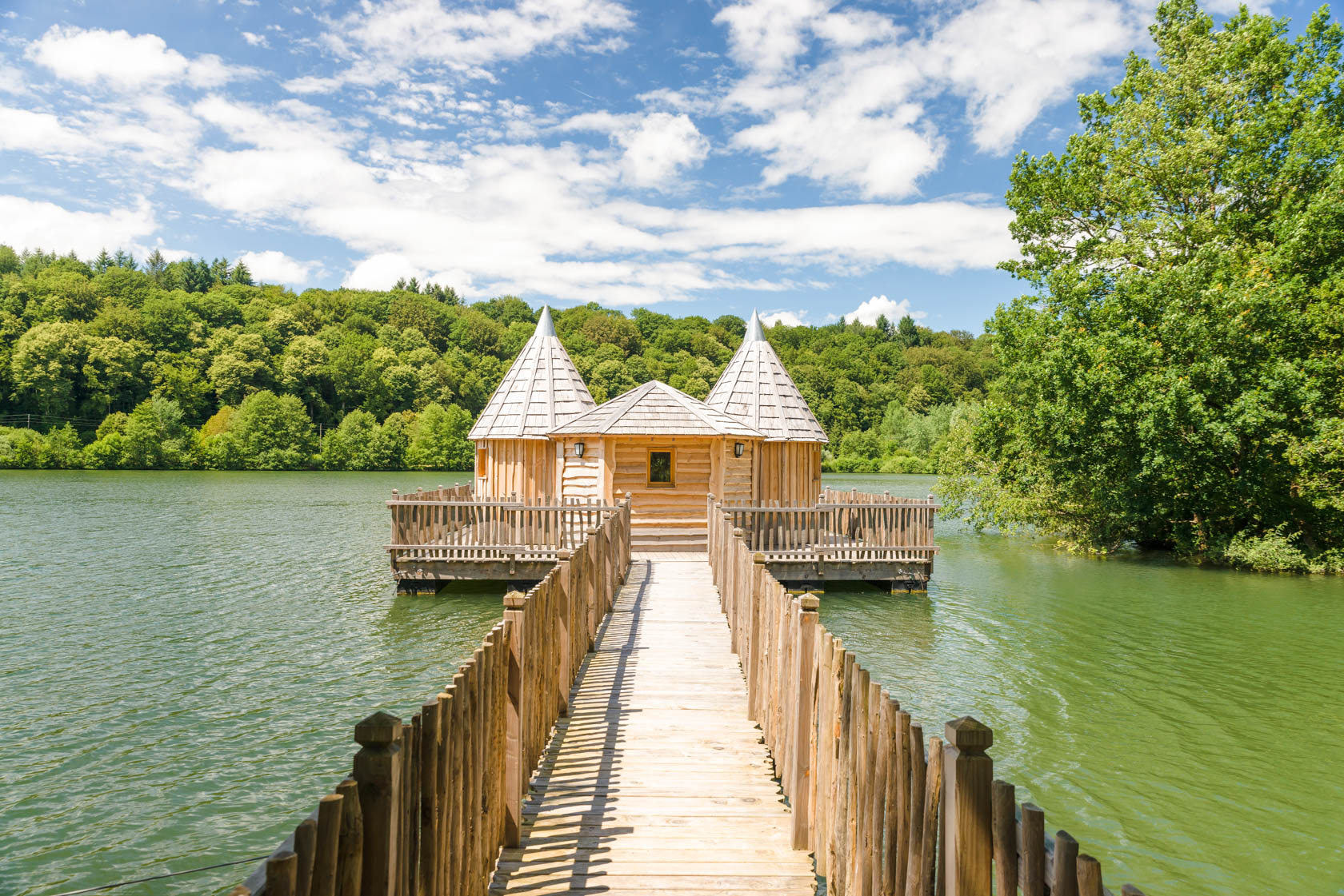 Cabane sur l'eau dans le nord