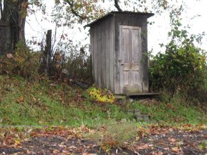 Cabane wc au fond du jardin